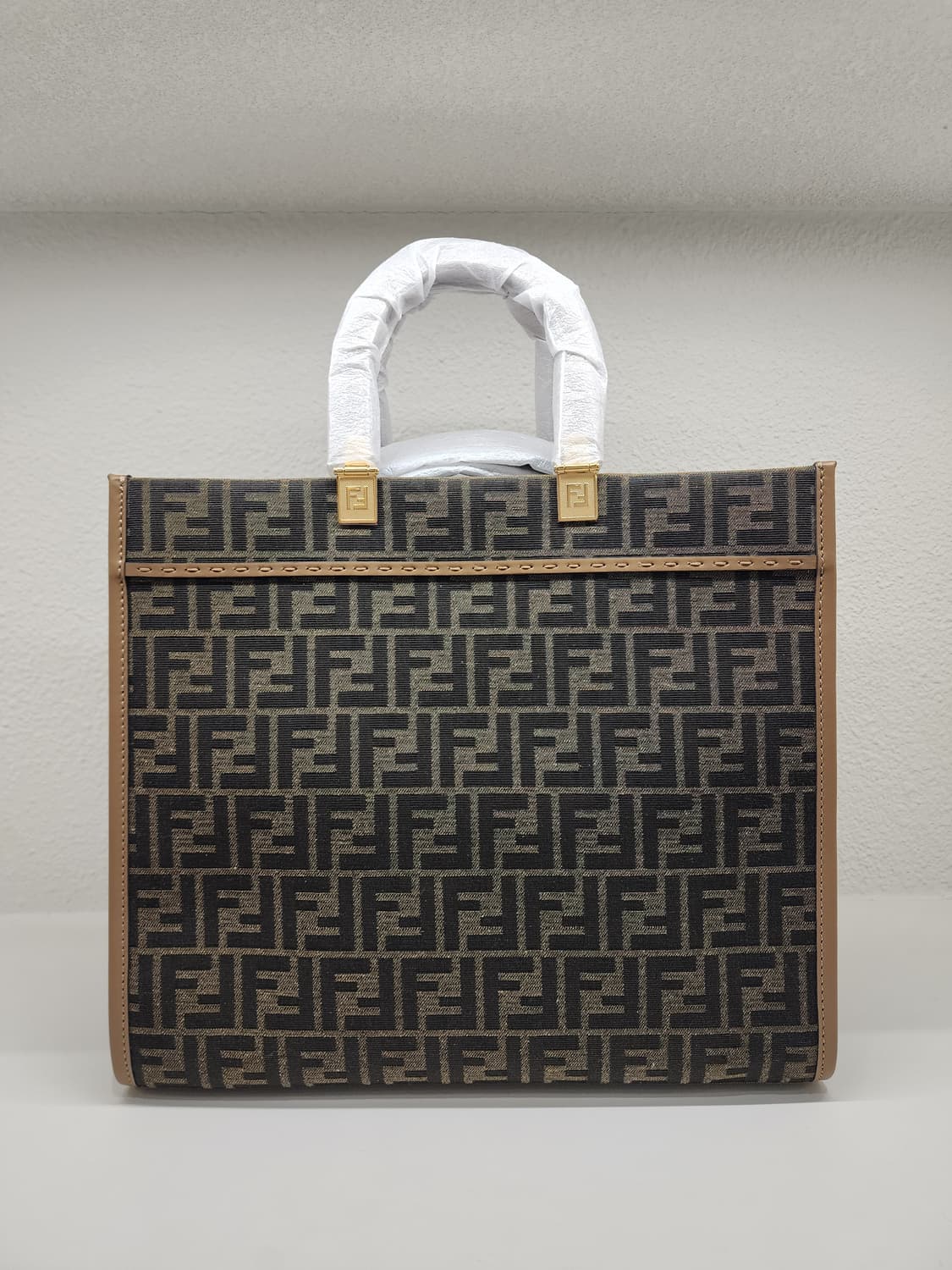 펜디 8BH386 선샤인 패브릭 토트 숄더백 미듐 브라운 상품이미지3