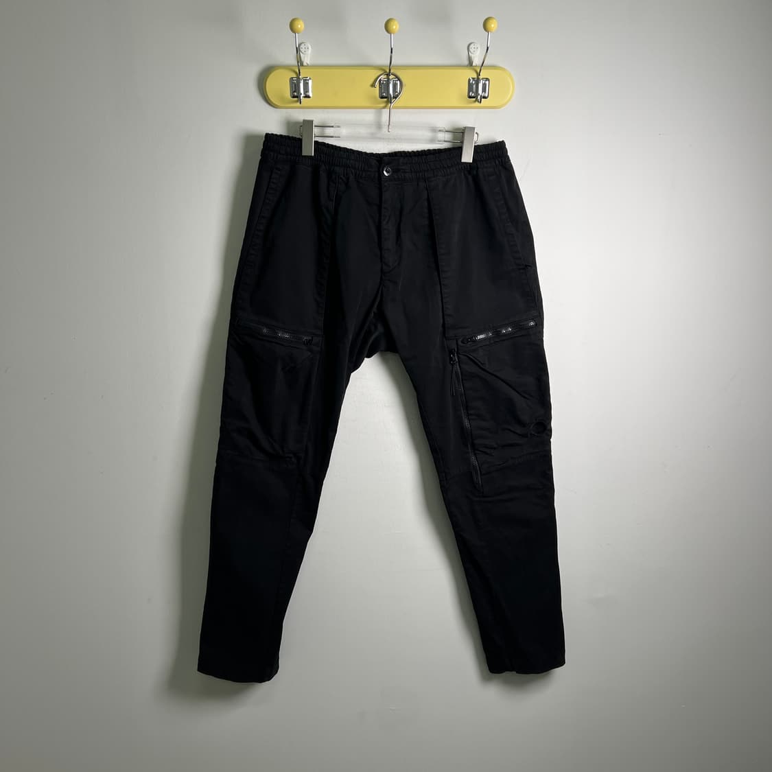 CP컴퍼니 스트레치 새틴 비대칭 지퍼 포켓 카고 팬츠 52 상품이미지1