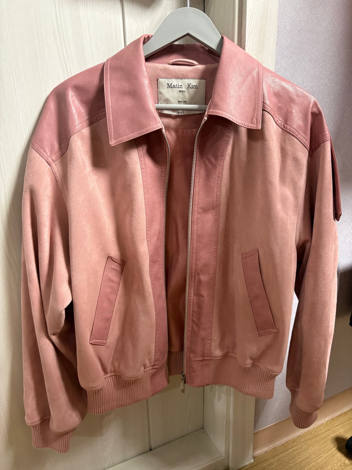 (W) 마뗑킴 스웨이드 믹스 레더 집업 점퍼 핑크 상품이미지2