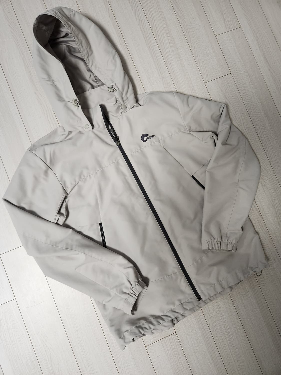 네파 방수방풍 기능성 바람막이 자켓 사이즈L

사진에 보이는 색감 그대로 상품이미지1