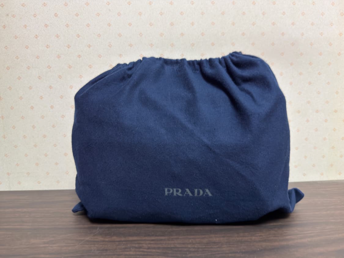 프라다 바이커백 미디움 상태 S급 상품이미지1