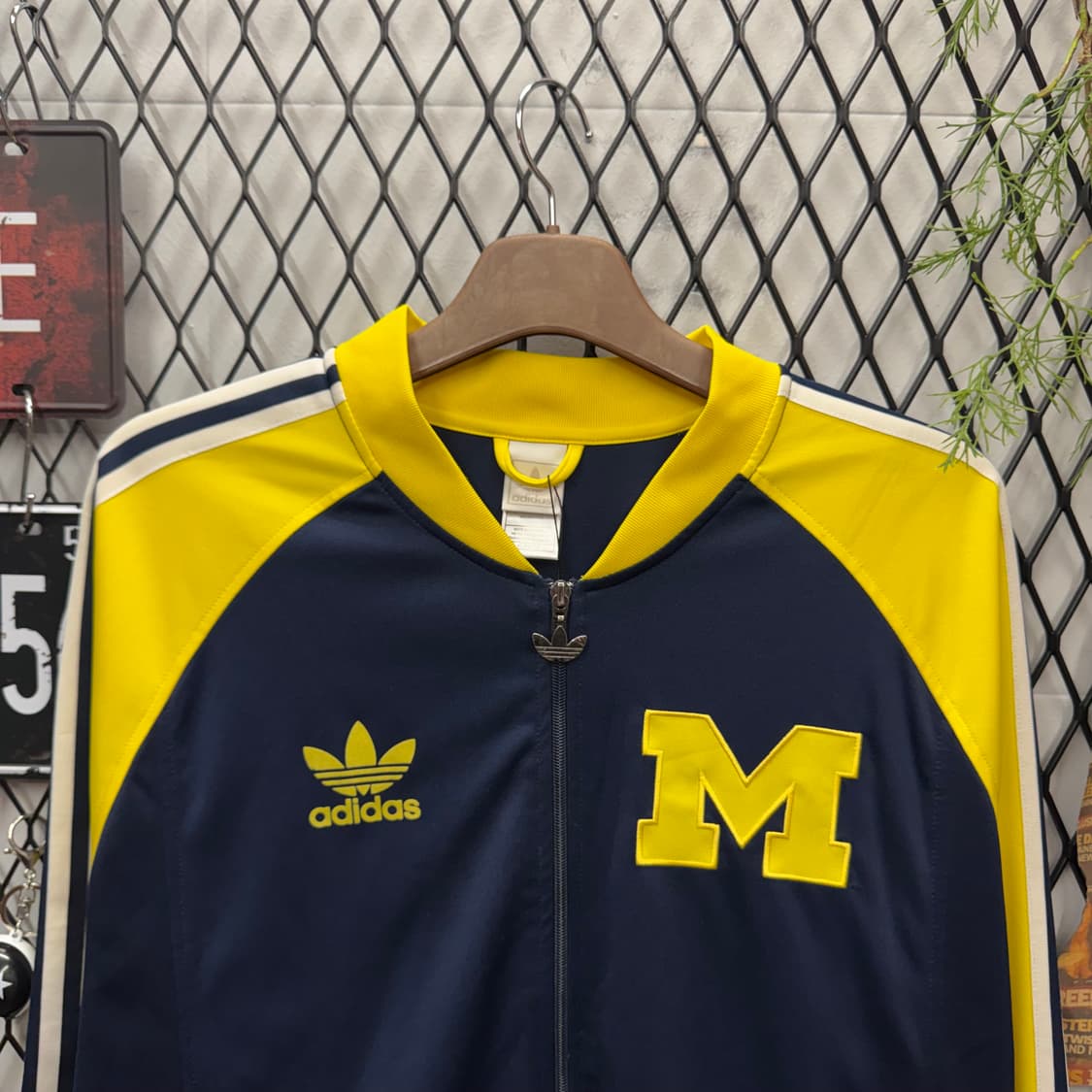 00s 아디다스 미시간 울브스 트랙자켓 전면 로고 포인트 네이비 옐로 상품이미지3