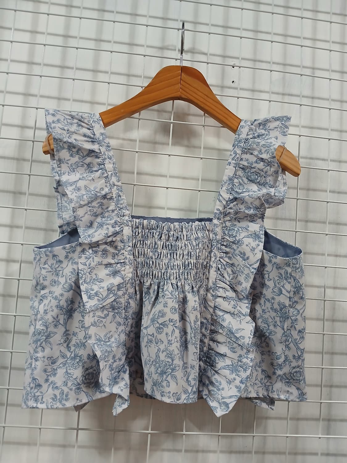 하늘색 꽃무늬 민소매 블라우스 상품이미지1