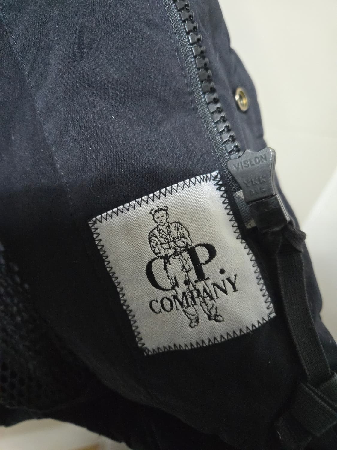 CP 컴퍼니 고글 패딩 블랙 국내 100 상품이미지8