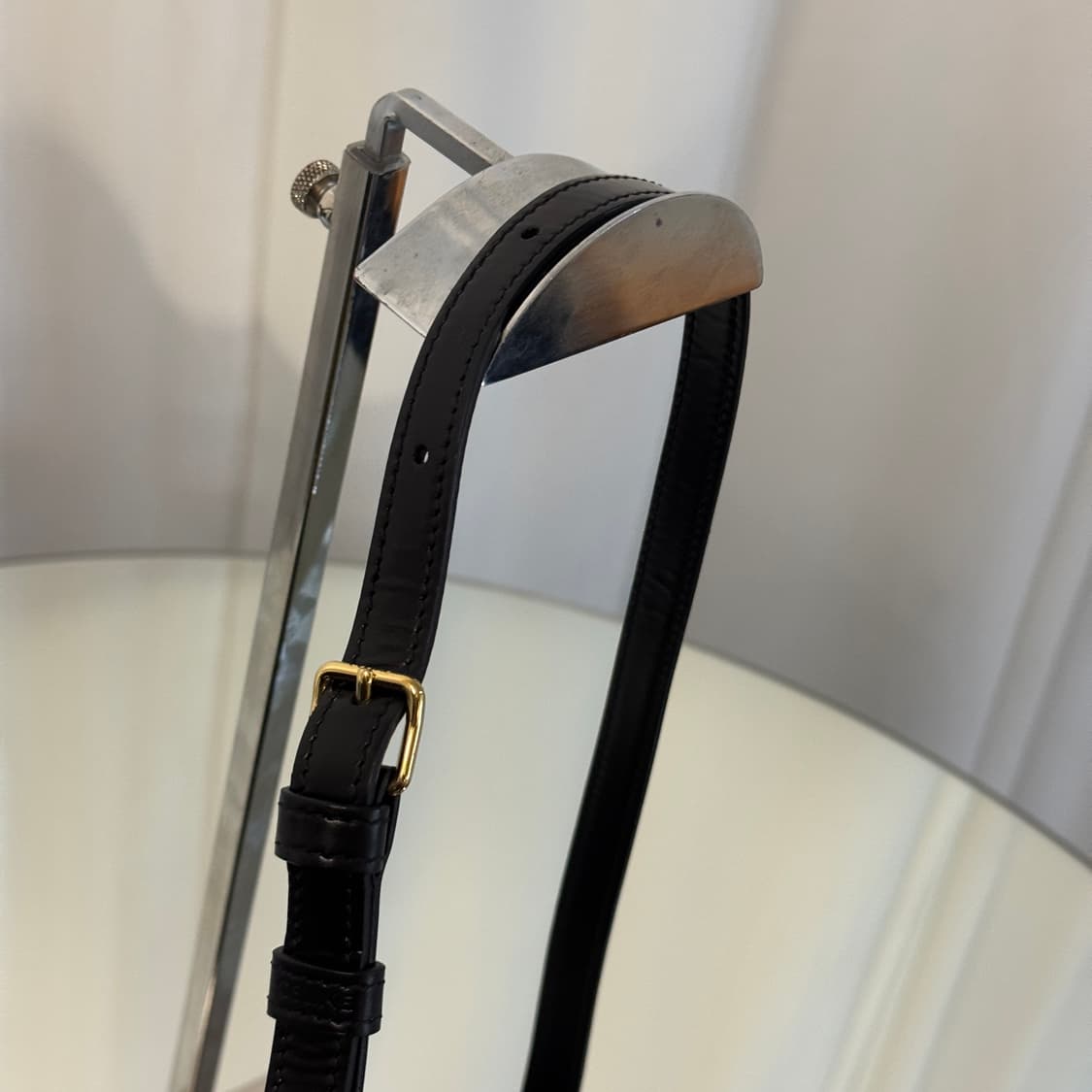 셀린느 트리옹프 클로드 숄더백 카프스킨 블랙 상품이미지3