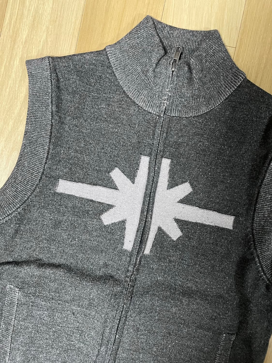 틸던 TWO-TONE SYMBOL KNIT VEST black 상품이미지6