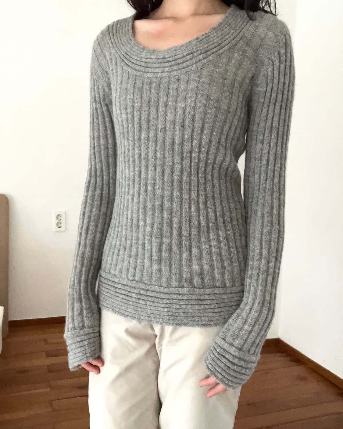 그레이 유니크 넥 슬림 니트 상품이미지7