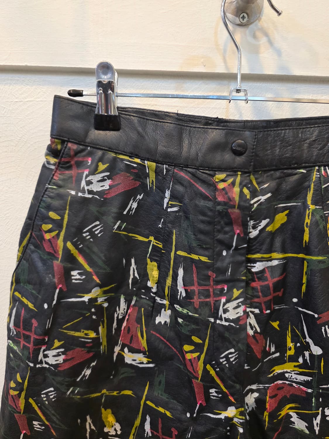 컬러 프린팅 가죽 반바지 상품이미지1