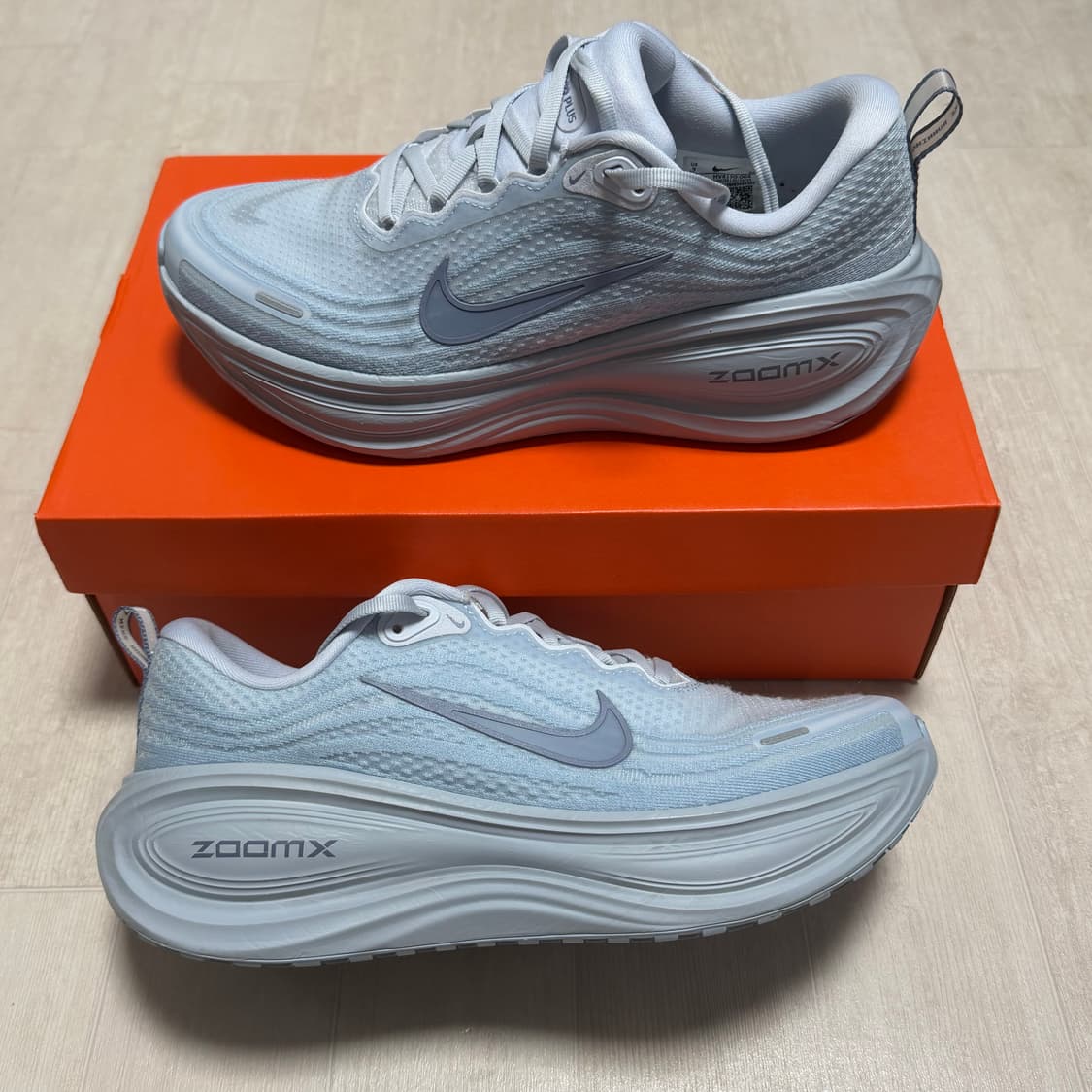 (270) 나이키 보메로 플러스 풋볼그레이 런닝화 상품이미지1