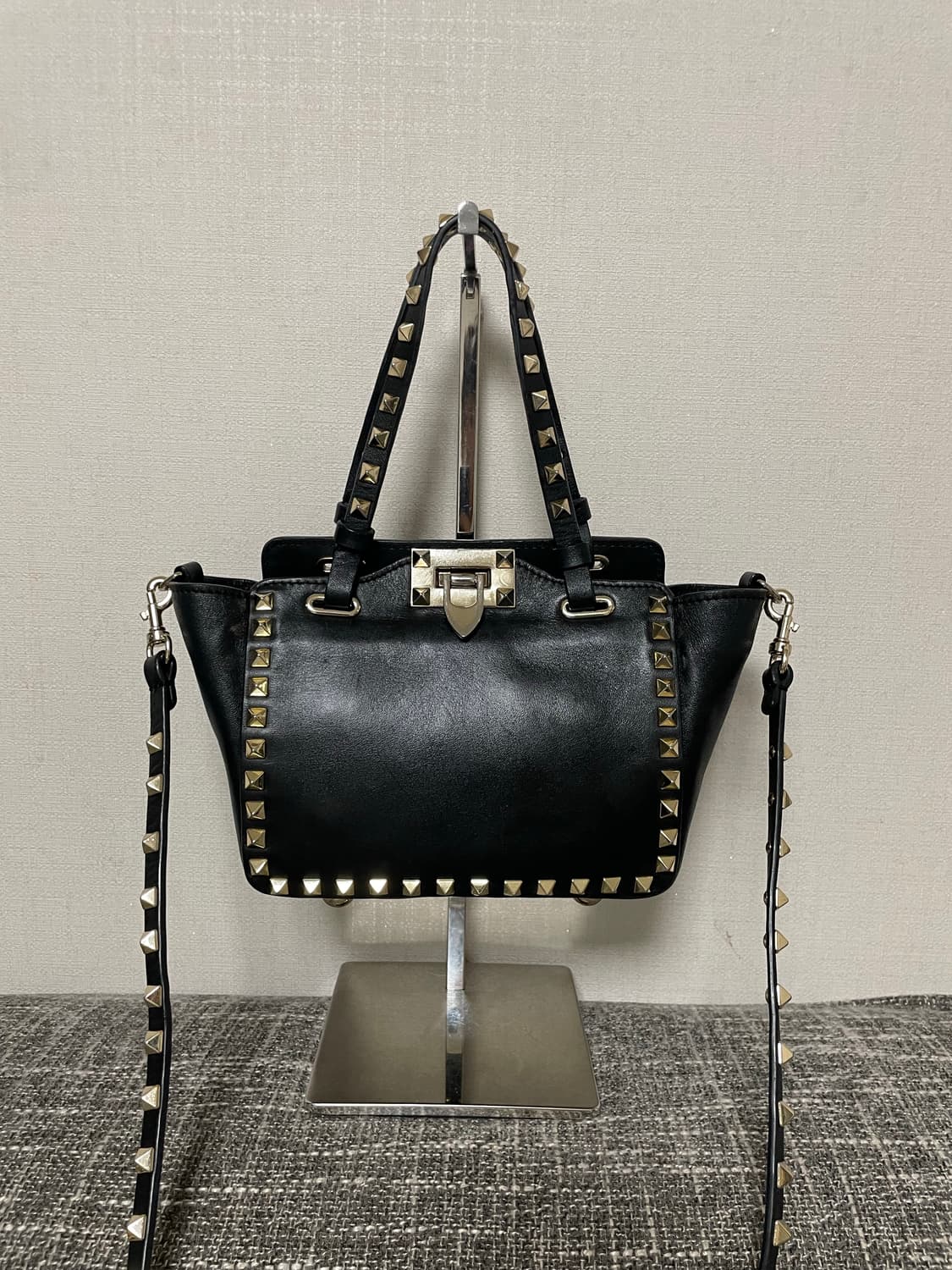 발렌티노 락스터드 블랙 미니 토트백 정품 상품이미지3