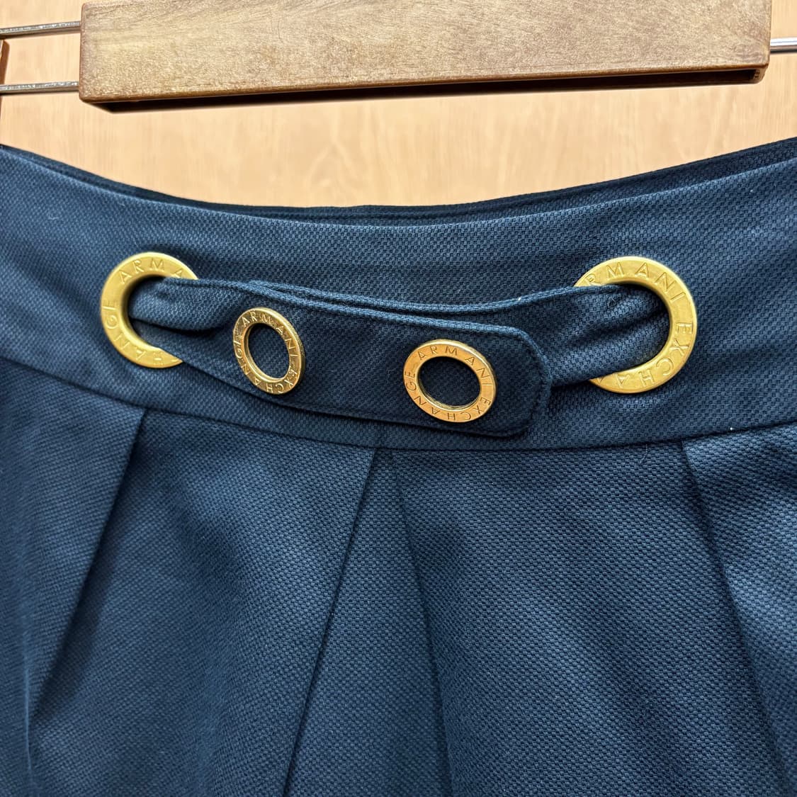 아르마니 익스체인지 미니 스커트 골드 아일렛 턱 밑단 절개 디테일 네이비 상품이미지6