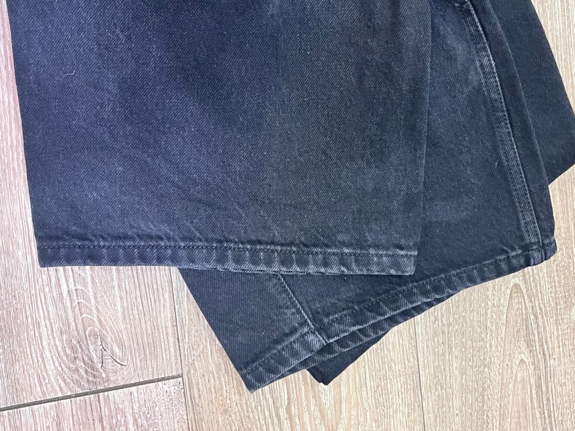 [L]노이즈 워시드 딥 커브드 데님 팬츠 - 블랙 상품이미지5