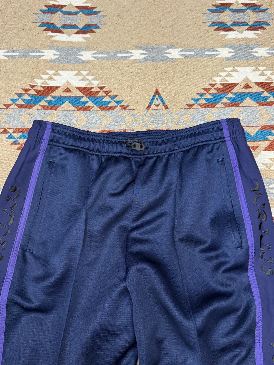 [46] 토가 비릴리스 테이프 로고 트랙팬츠 네이비 상품이미지2