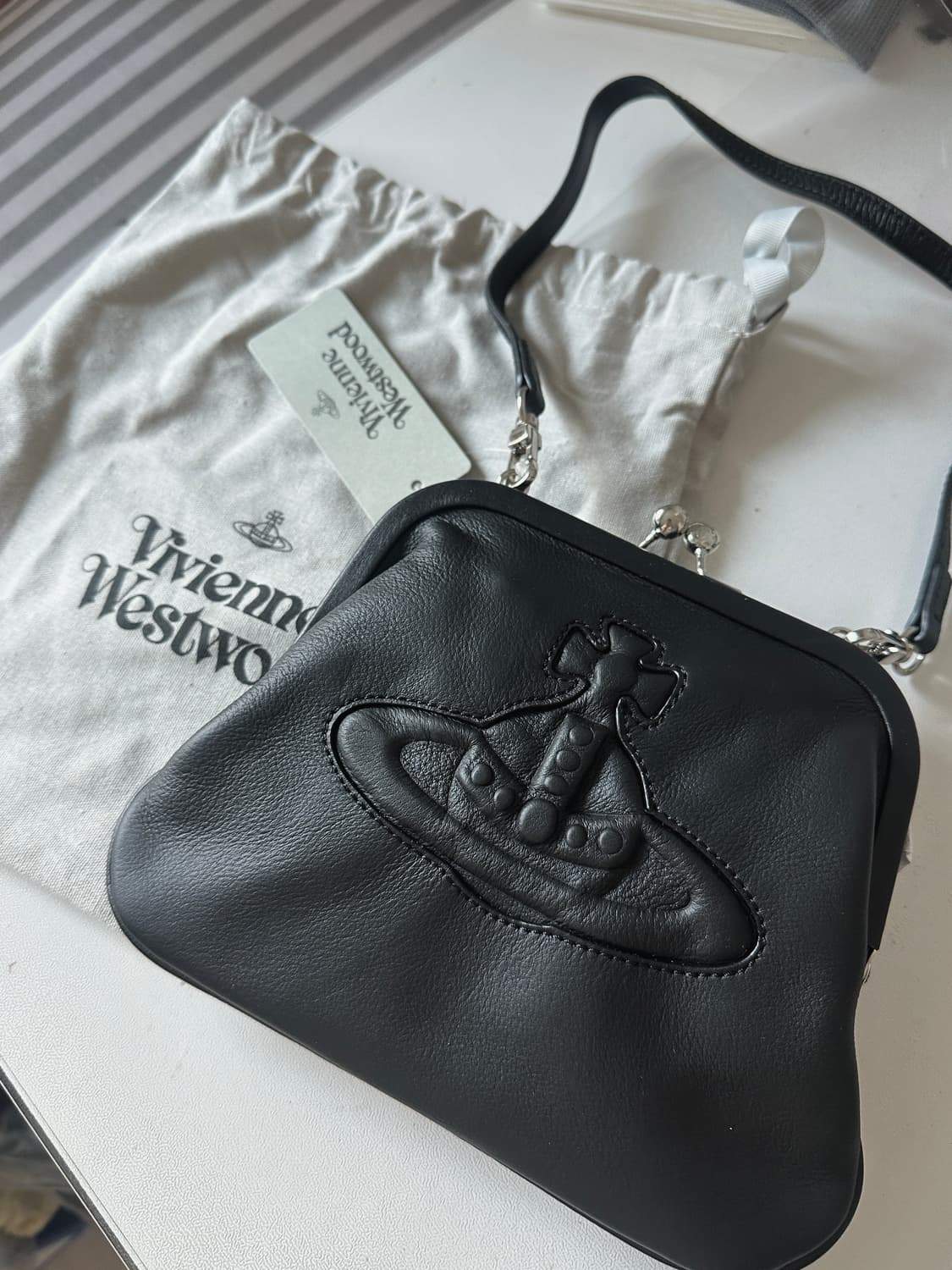 비비안웨스트우드 로고 엠보싱 클러치백 상품이미지1