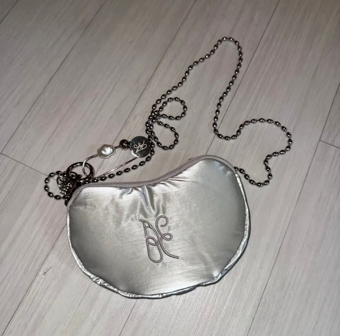 아코크 패블월렛 + 펄 핀 참 미니 크로스백 상품이미지1