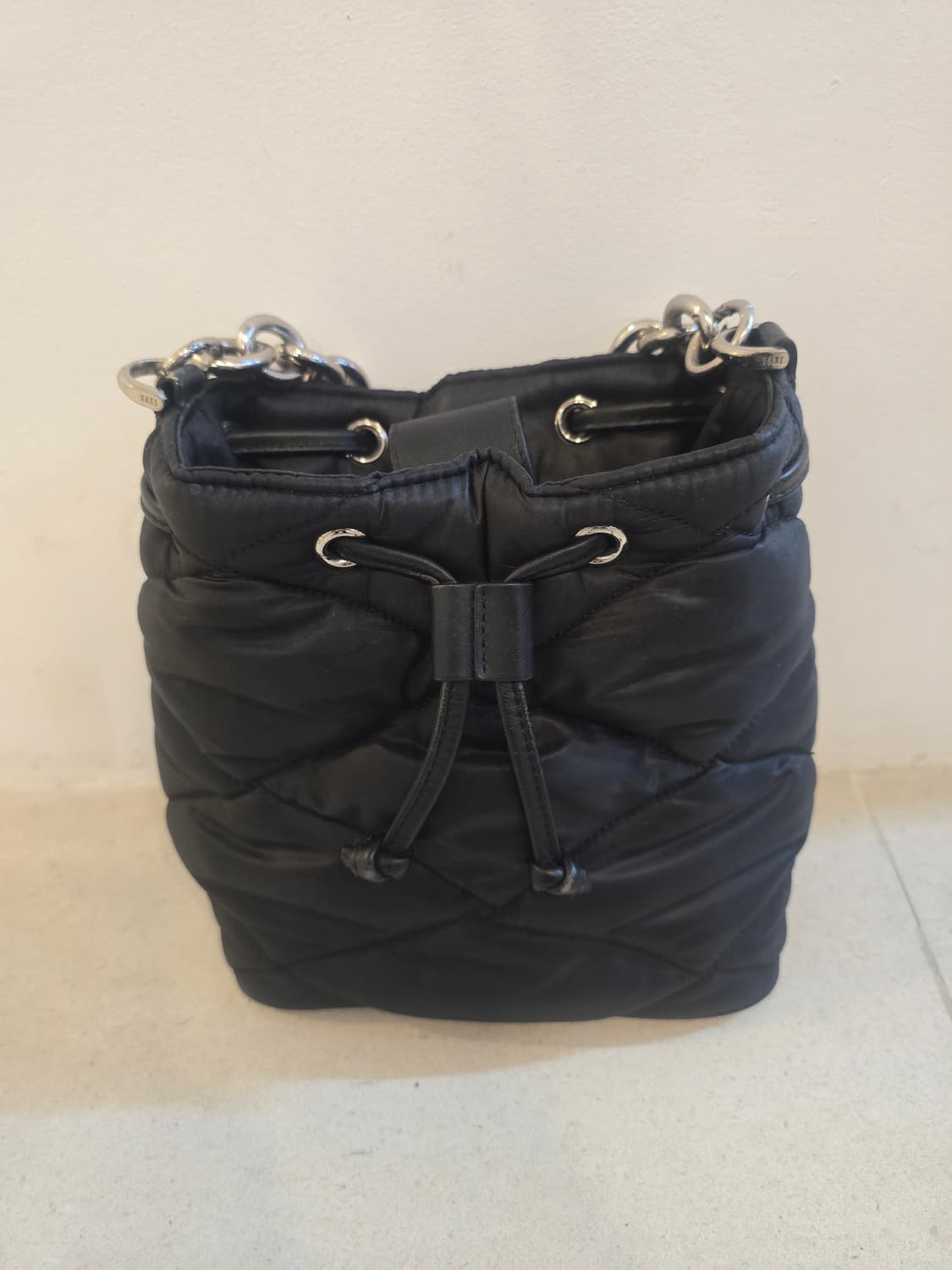 닥스 블랙 퀼팅 버킷백 상품이미지4