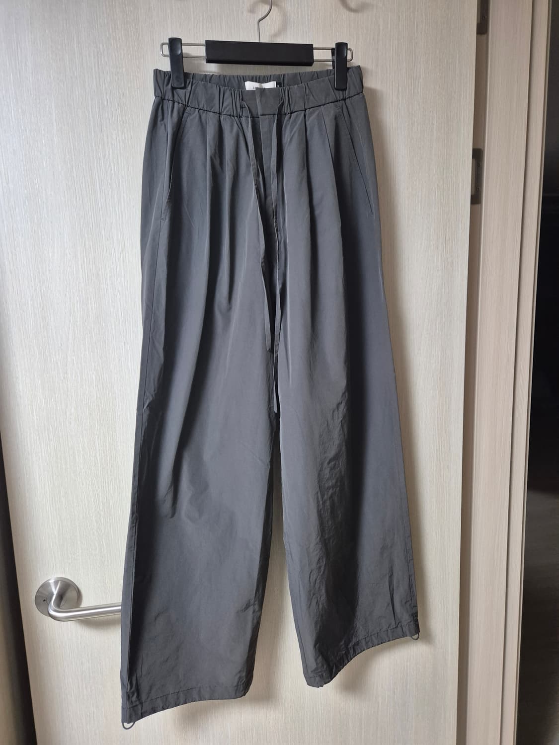 (22년) 아모멘토 투턱 와이드 드로우 스트링 팬츠 상품이미지1