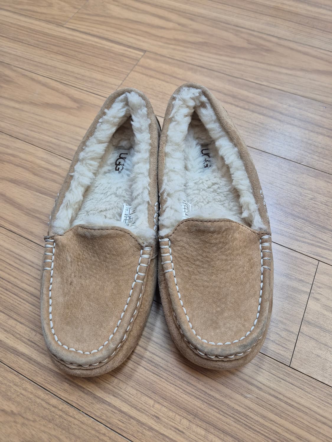 어그 모카신 슬리퍼 단화입니다. 부드러운 스웨이드 재질이라 고급스러워요. 상품이미지1