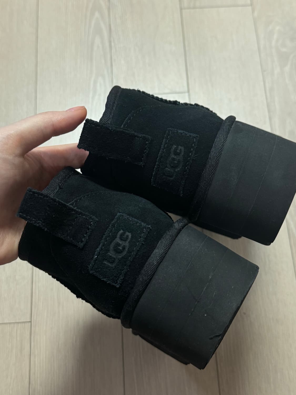 어그 UGG 클래식 울트라 미니 플랫폼 부츠 (블랙_US 7 W_240- 상품이미지2