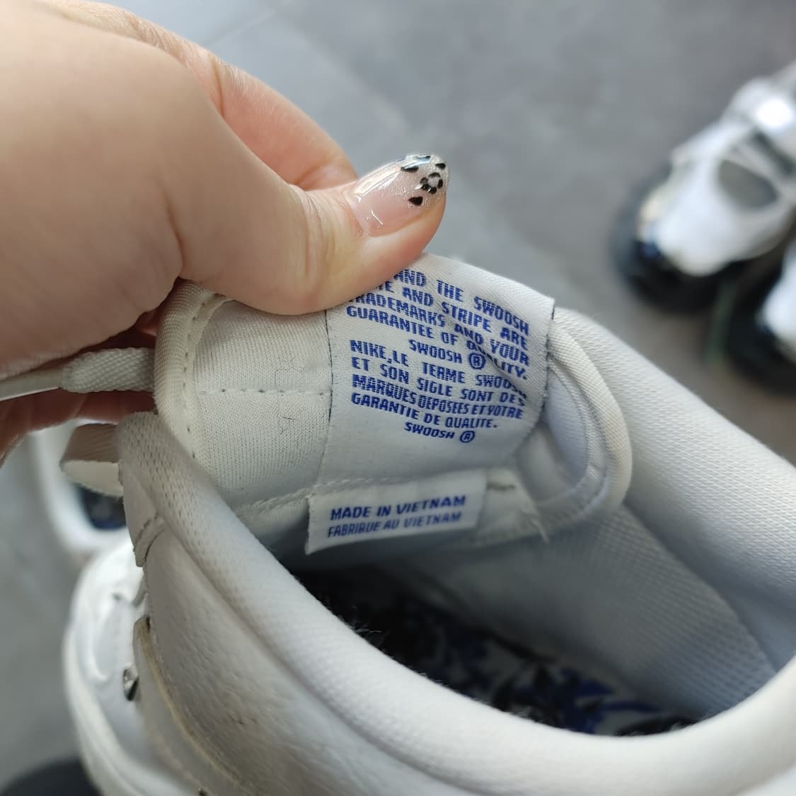 230 나이키 여성 에어포스 1'07 LX크롬화이트 하이퍼로얄 스니커즈 상품이미지7