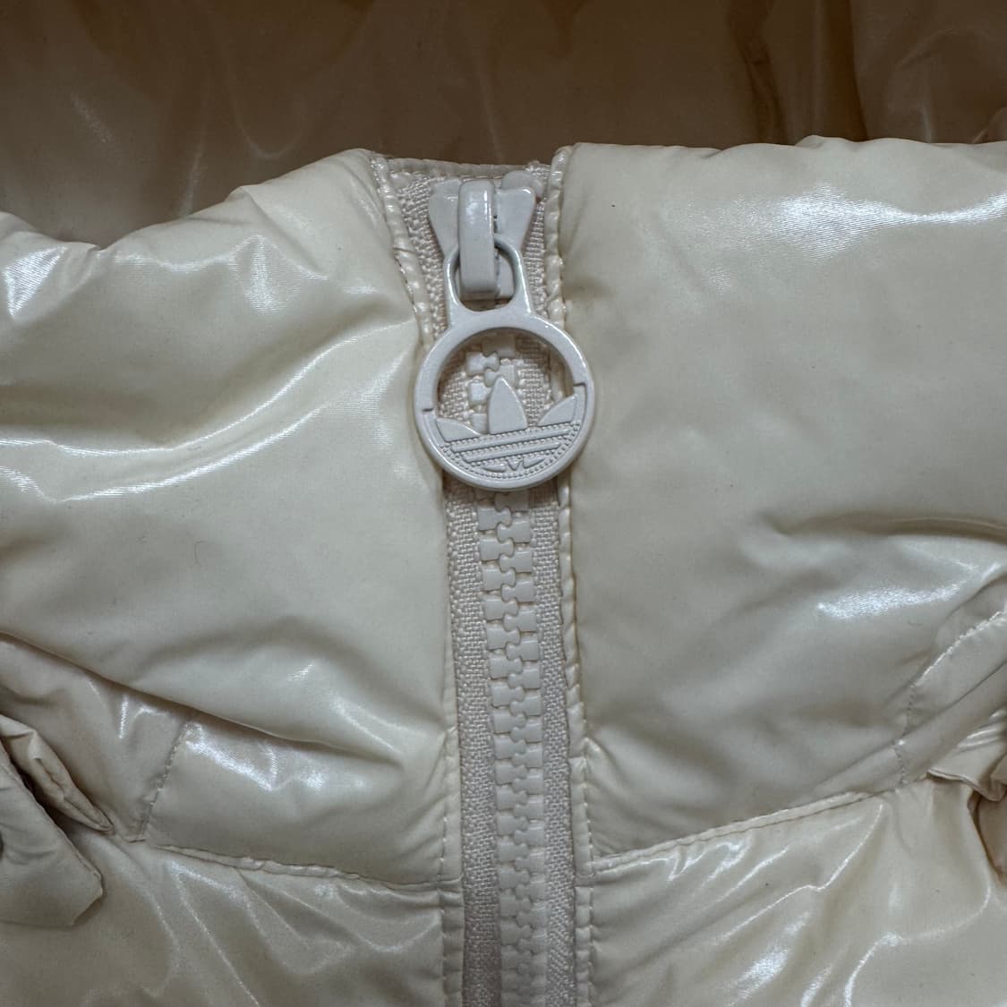 아디다스 덕다운 유광 패딩 상품이미지5