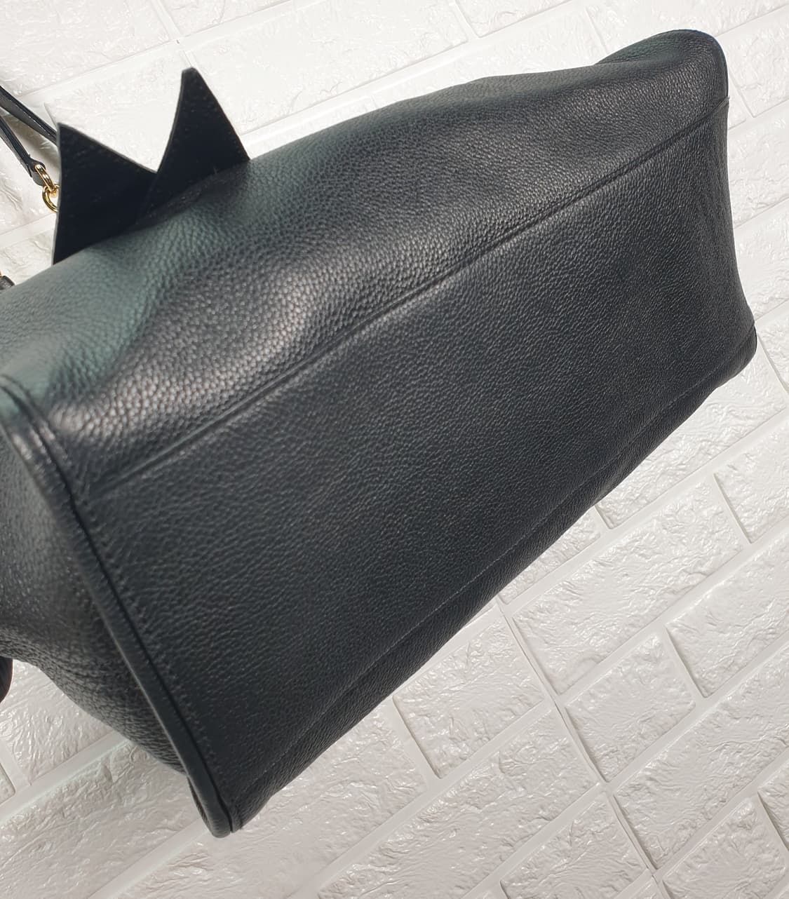 닥스 DD 스터드 로고 소가죽 숄더백 상품이미지6