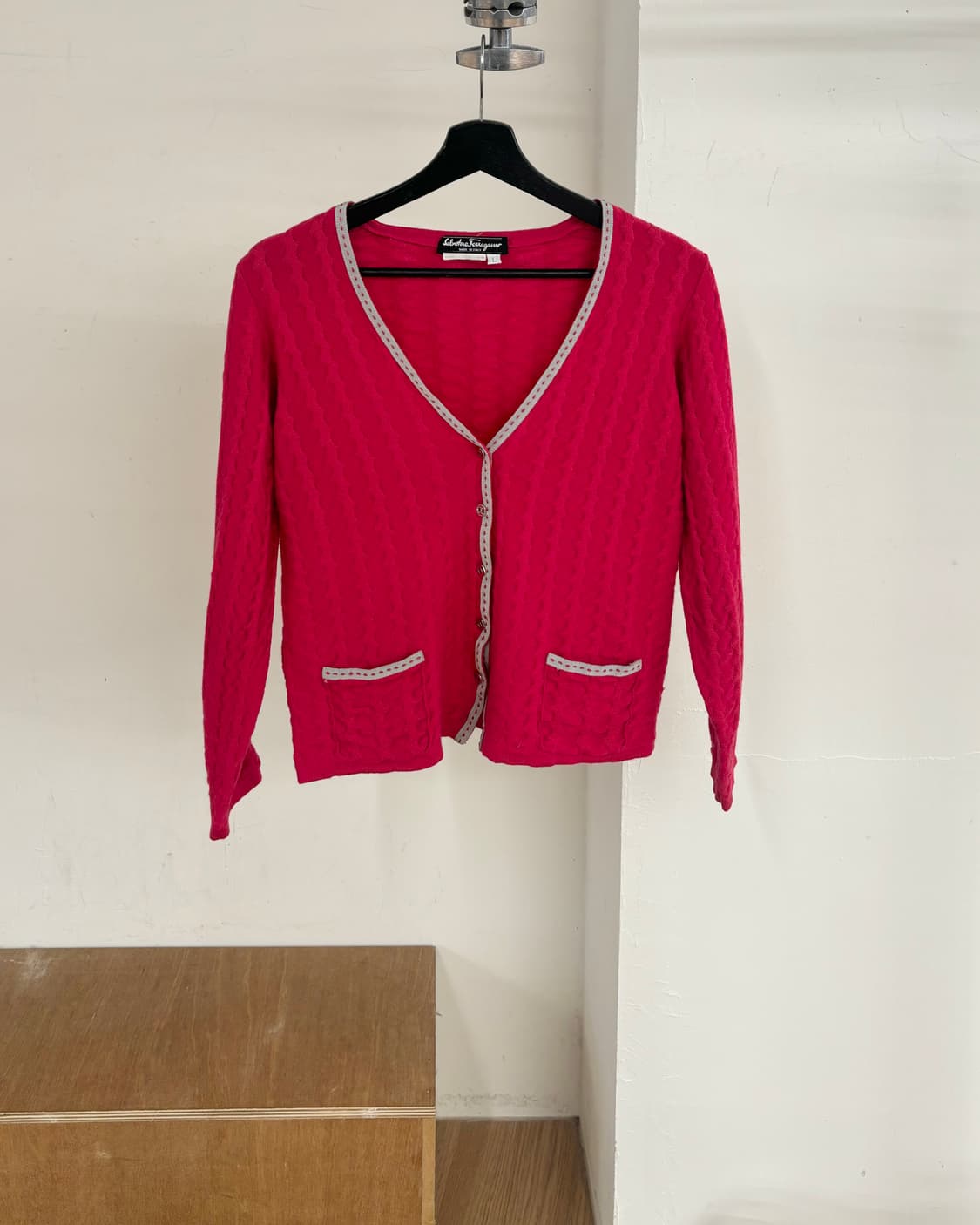 살바토레 페라가모 핑크 니트 버튼 가디건 상품이미지1