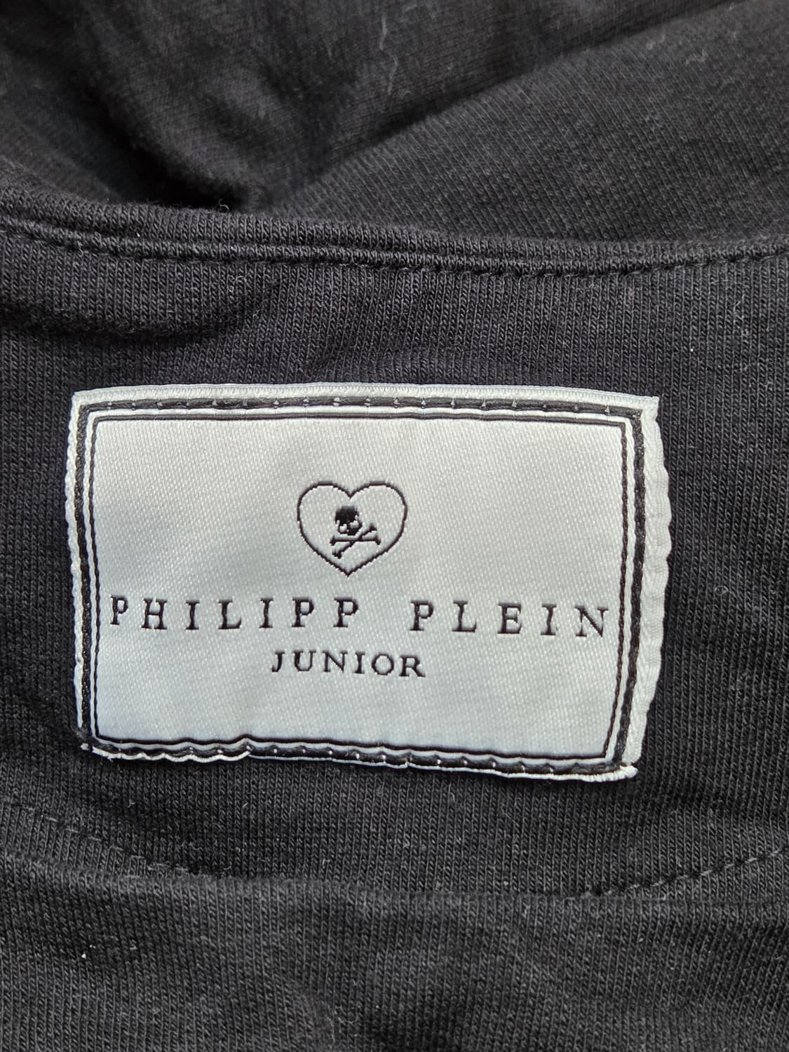 필립플레인 주니어 여아 원피스입니다. 블랙 색상 바탕에 핫핑크색 프린팅이 상품이미지3