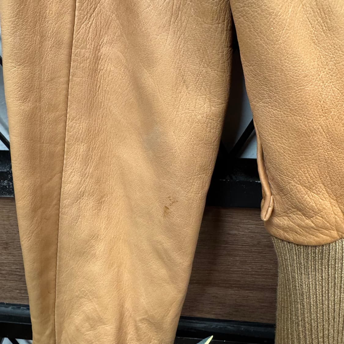 00s MCM 램스킨 크롭 레더 자켓 밑단 시보리 디테일 오렌지 상품이미지9