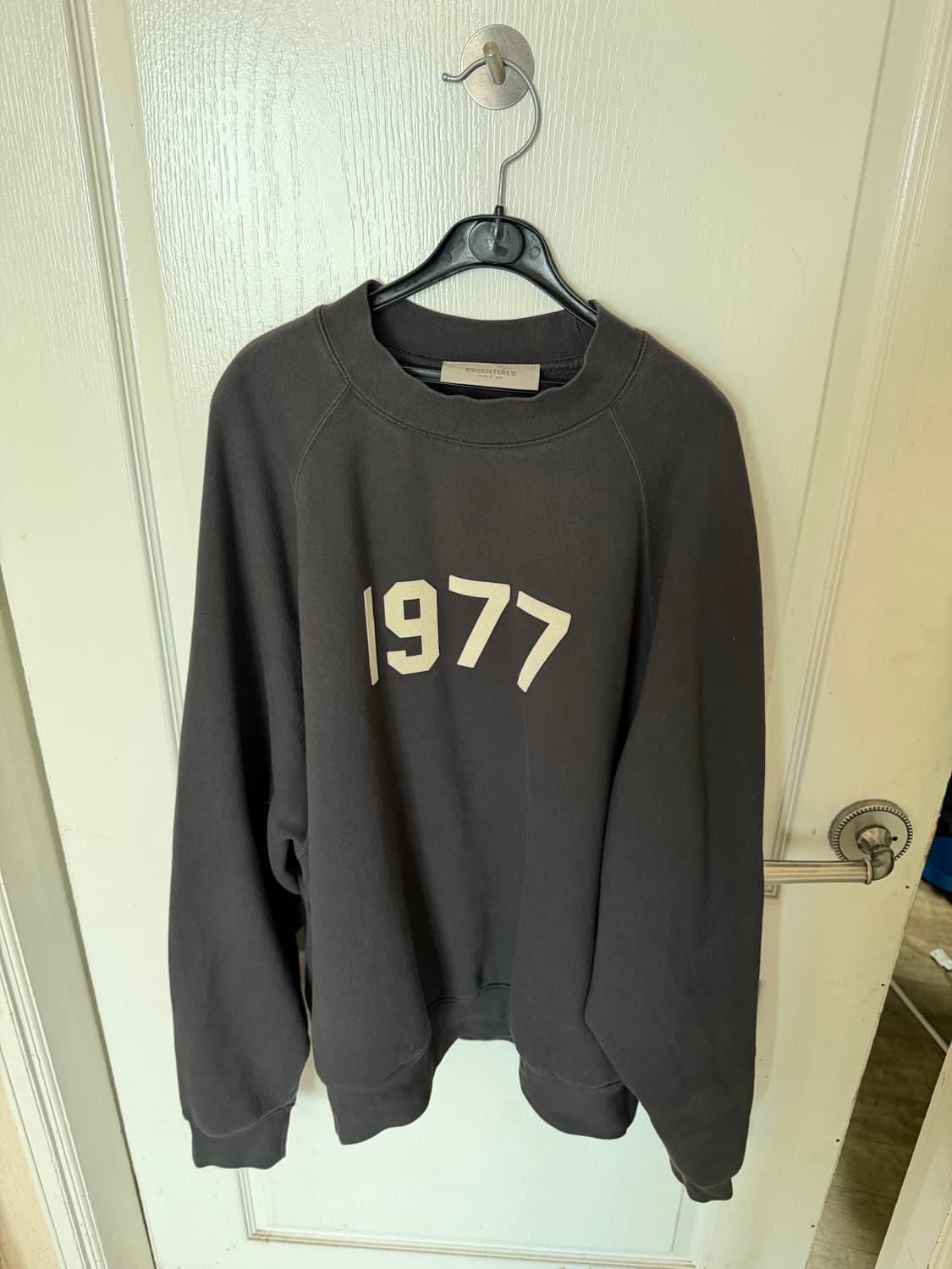 [L] 에센셜 1977 크루넥 스웨트셔츠 아이언 - 22SS 상품이미지1