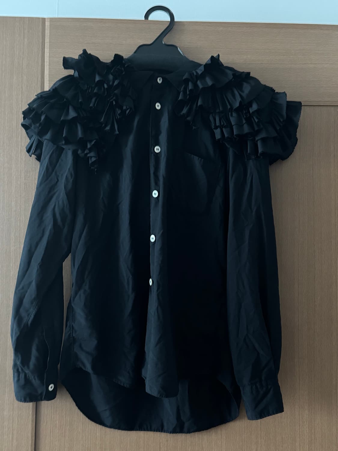 (네고가능)꼼꼼  26ss 프릴 폴리 셔츠 (블랙,M) 상품이미지4