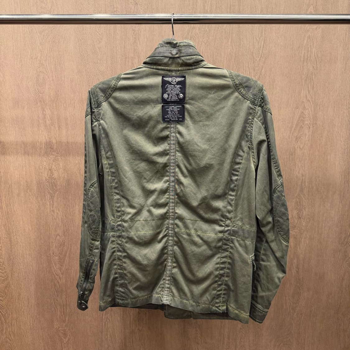 디젤 필드 자켓 밀리터리 패치 포켓 퀄팅 숄더 디테일 레귤러핏 카키 상품이미지3