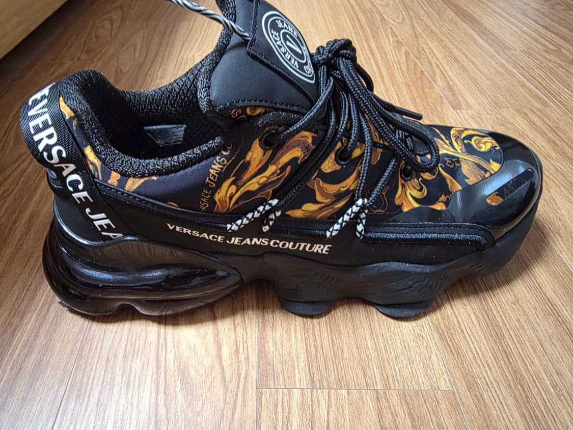 블랙/골드 색상의 베르사체 25FW 스니커즈 상품이미지3