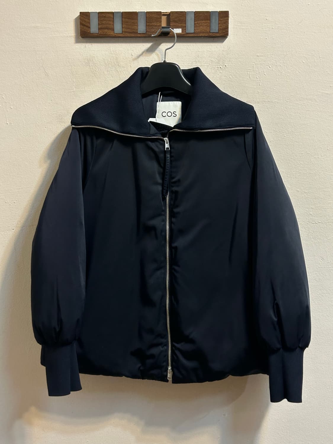 코스 퍼프 슬리브 하이넥 패딩 상품이미지1