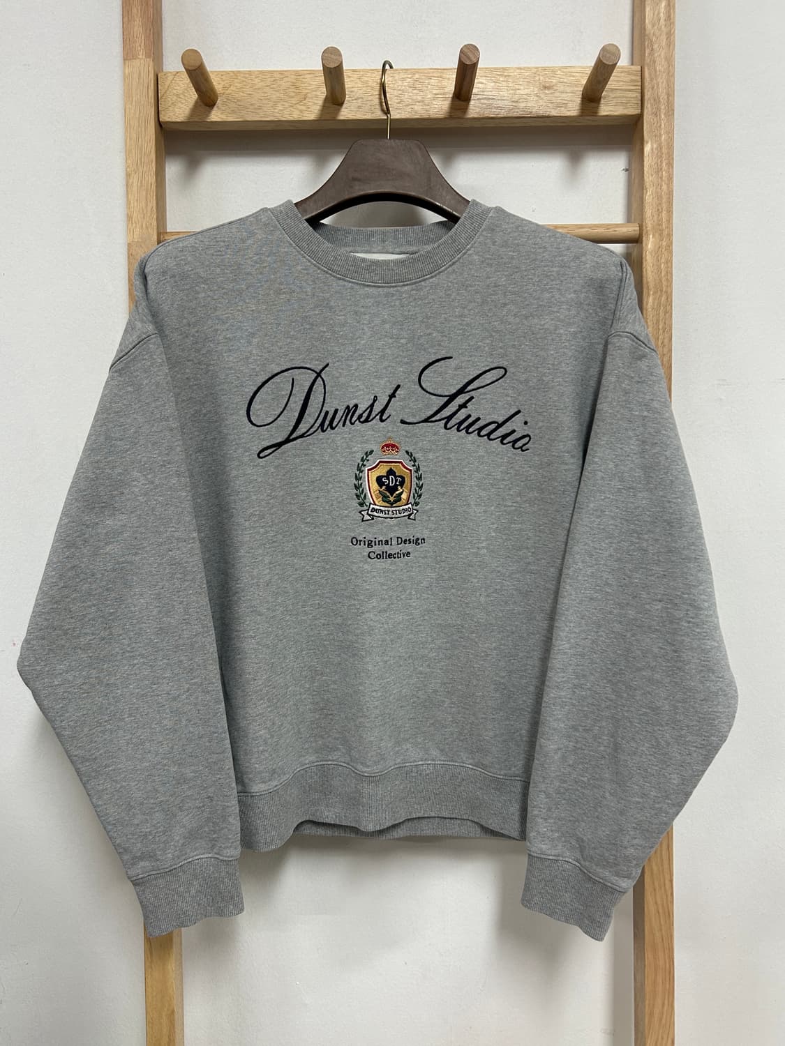 던스트 크레스트 자수로고 스웻셔츠 맨투맨 상품이미지2