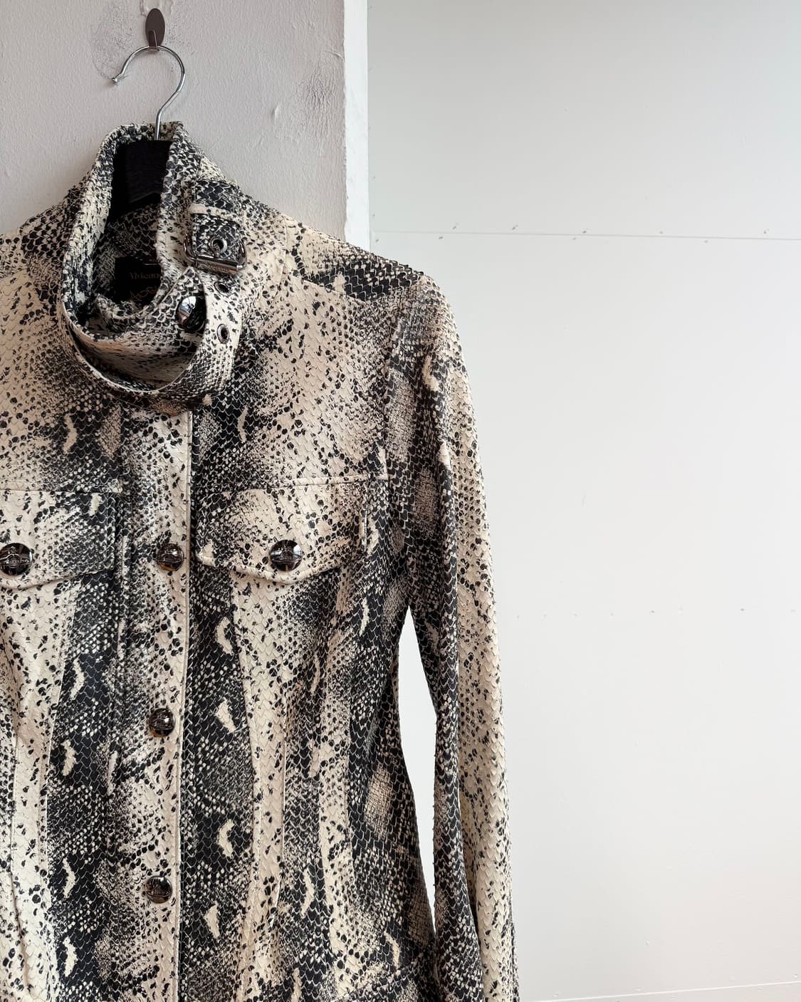 비비안 웨스트우드 옐로우 스네이크스킨 프린팅 램스킨 자켓  상품이미지5