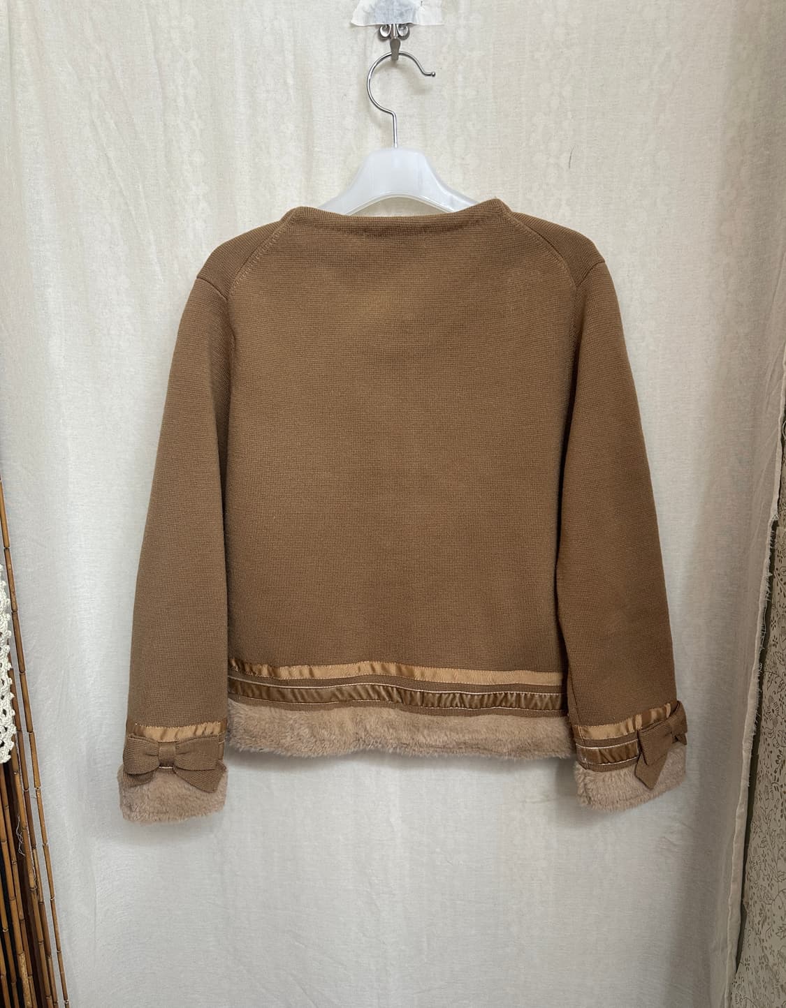 gallery visconti 리본 퍼 라떼 가디건 상품이미지3