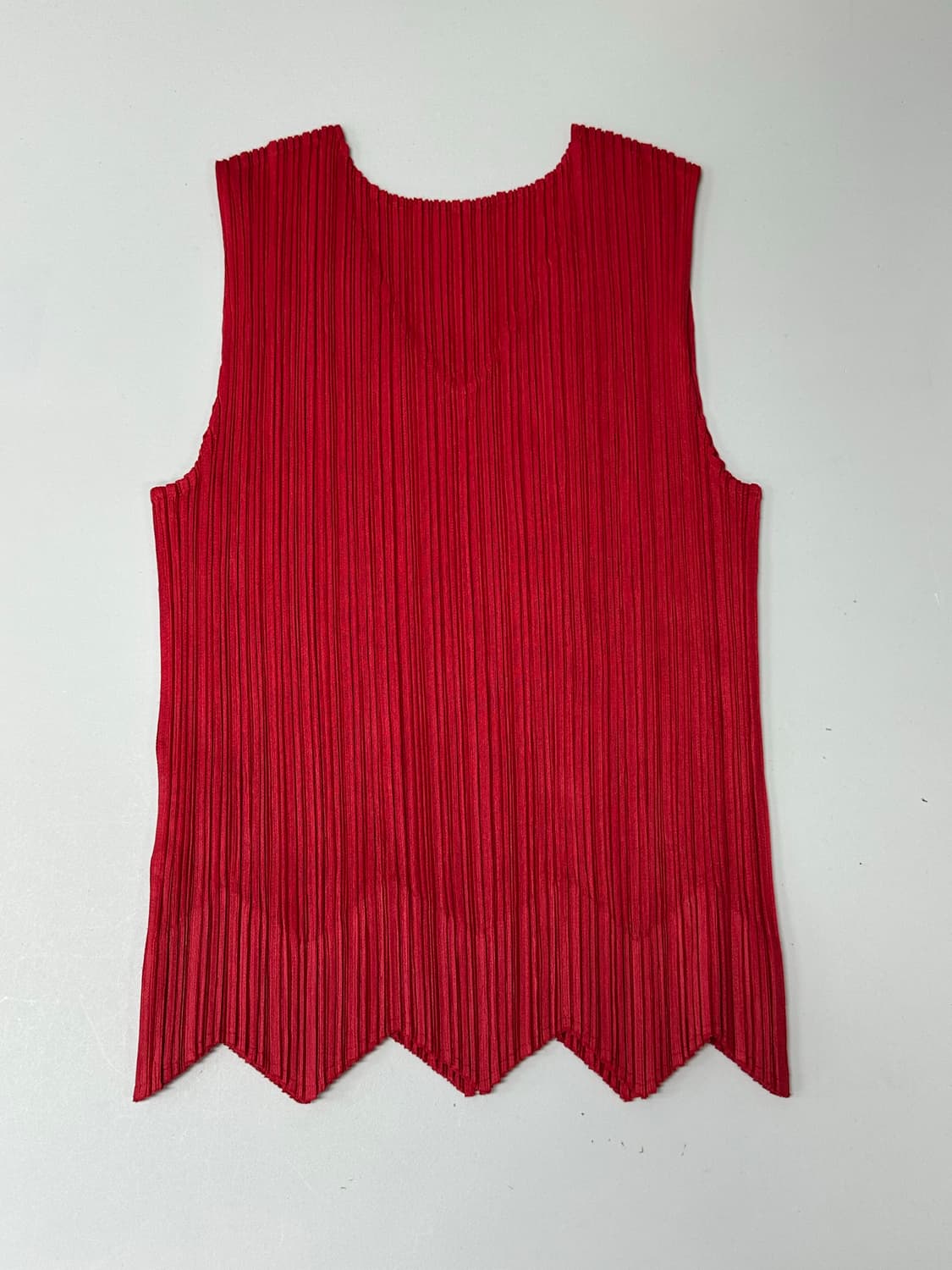 이세이미야케 플리츠플리즈 지그재그 헴 슬리브리스 탑 상품이미지4