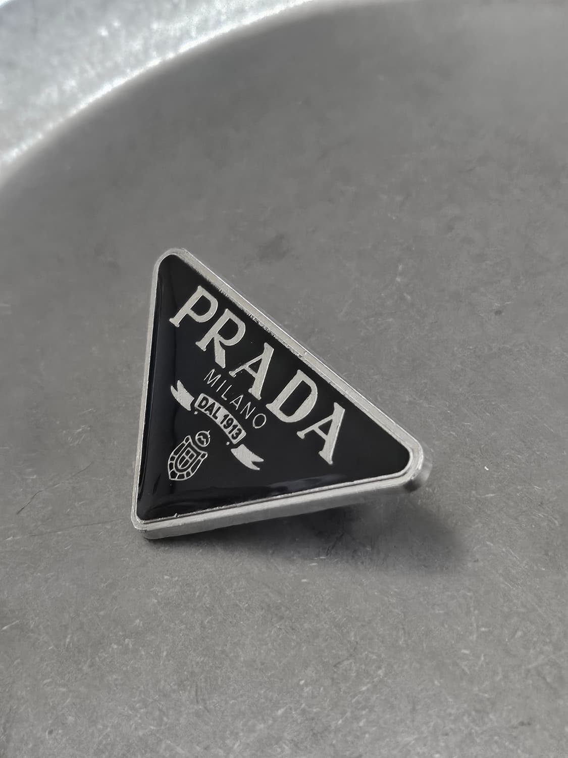 프라다 정품 빈티지 에폭시 로고 브로치 넥타이핀 상품이미지2