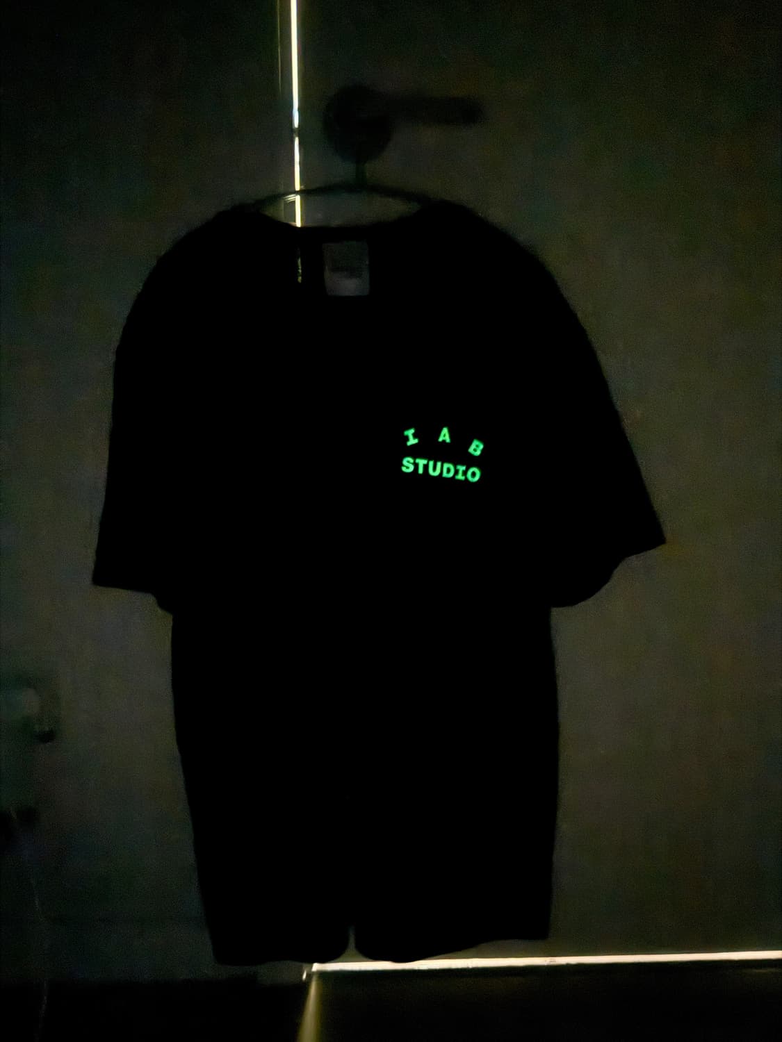 (L) 아이앱스튜디오 블랙 글로우 반팔 티셔츠 상품이미지4