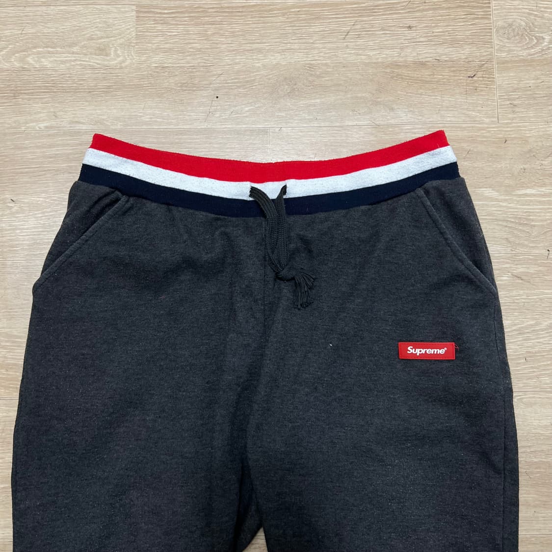 슈프림 박스로고 와펜 삼선 배색 밴딩 7부 조거팬츠 [차콜] XL 상품이미지2