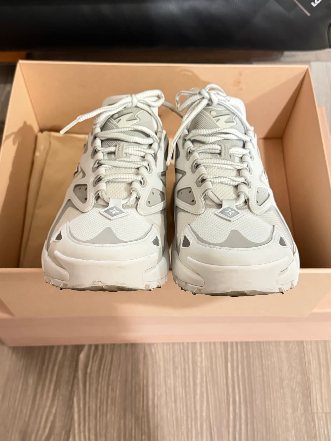 루이비통 러너 태틱 스니커즈 화이트 9  상품이미지4