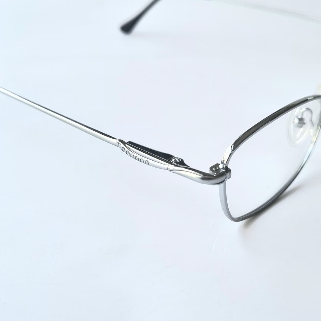 데드스탁 지적인 무드와 트렌디함이 돋보이는 안경테 상품이미지7