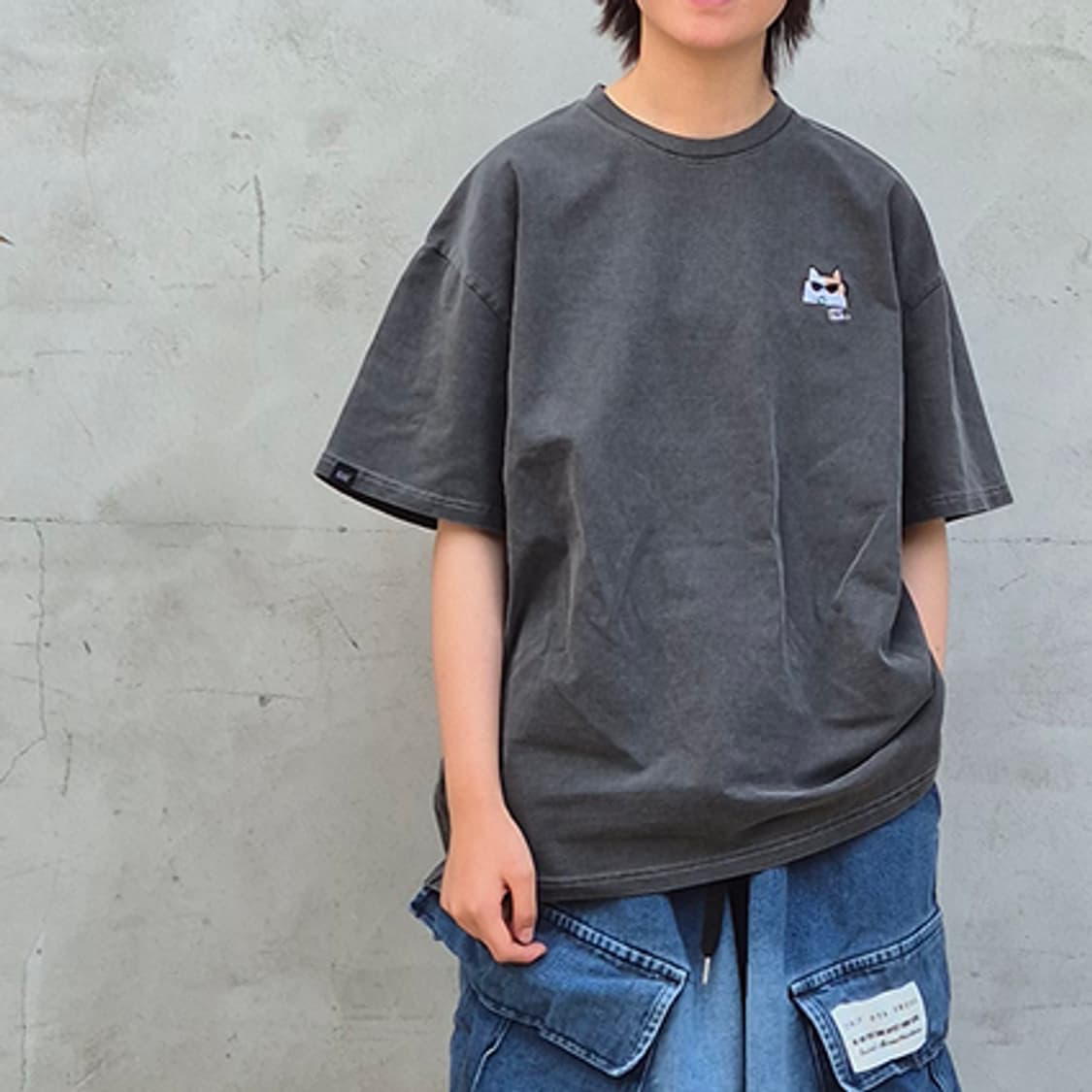 힙캣 JUST DRINK IT 자수 티셔츠(차콜.피그먼트워싱) 상품이미지7