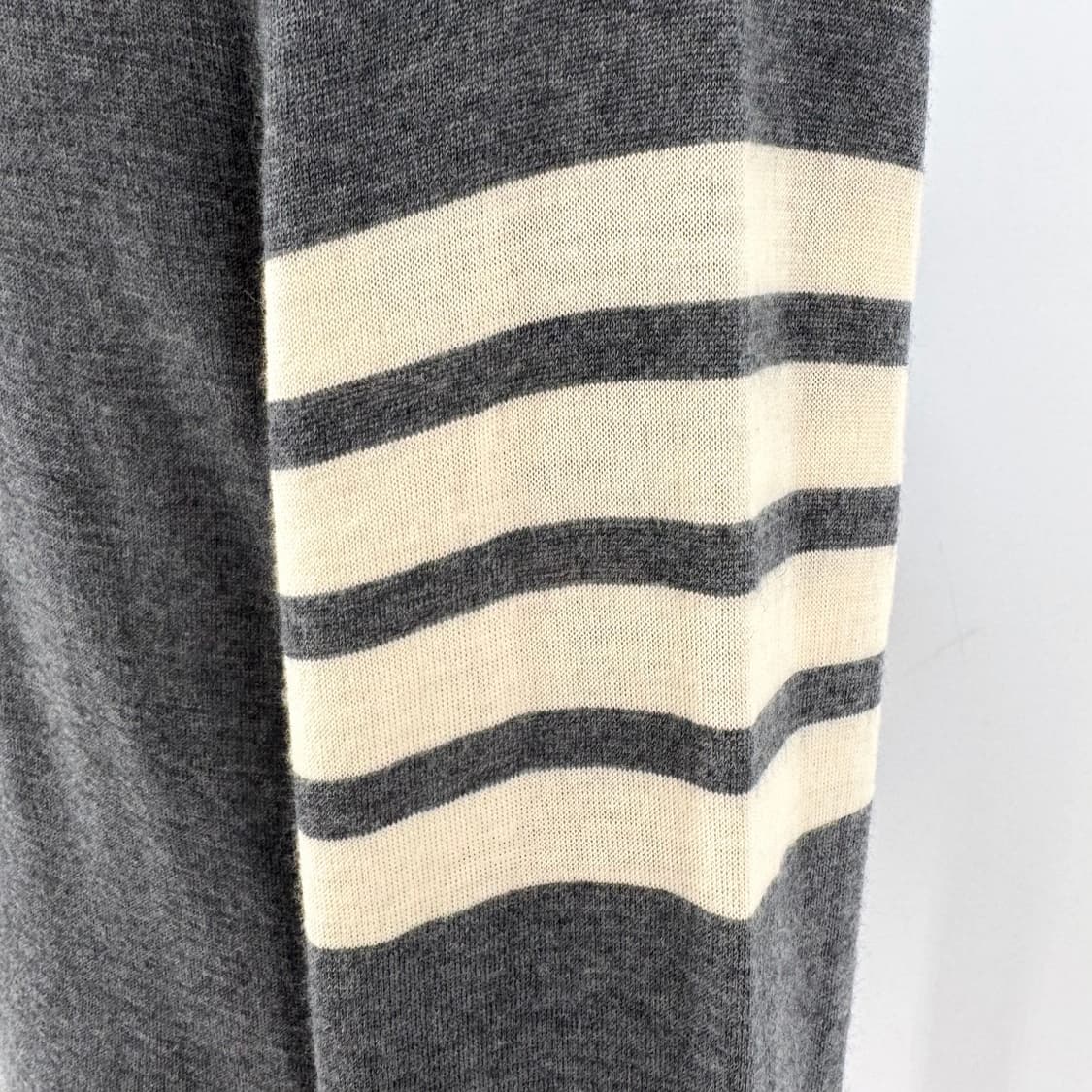 [3사이즈] 톰브라운 사선완장 메리노울 니트 그레이 (MKA002A) 상품이미지5