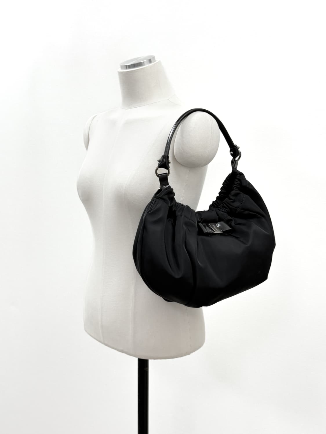 페라가모 바라보우 나일론 셔링 호보백 상품이미지3