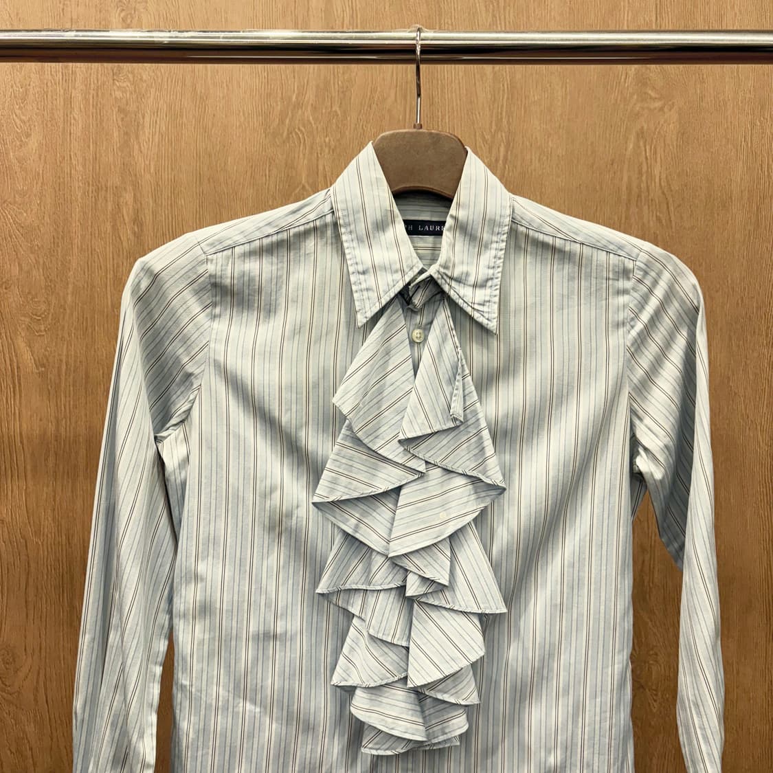 폴로 랄프로렌 칼라넥 긴팔 블라우스 핀 스트라이프 디테일 하늘색 상품이미지4