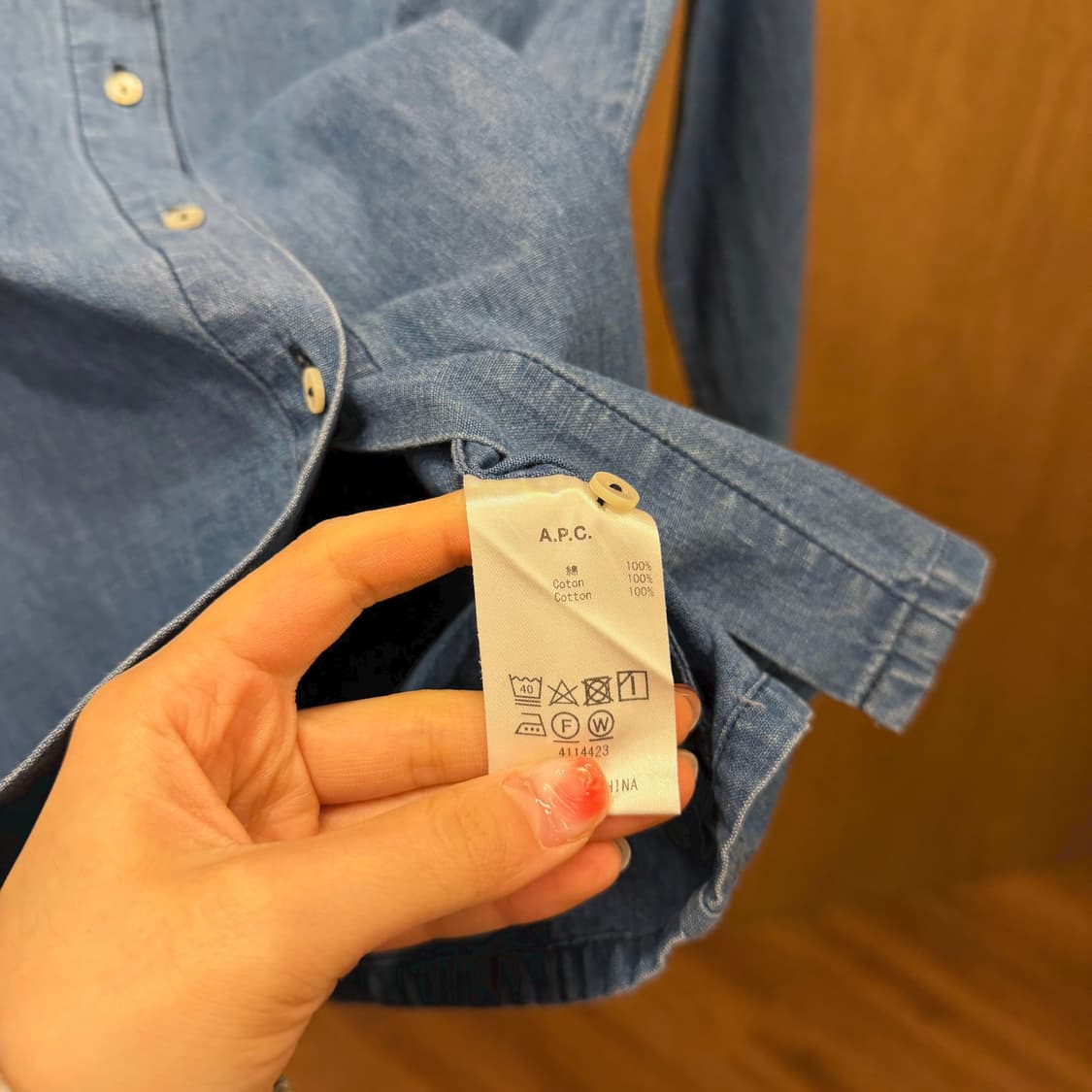 아페쎄 데님 셔츠 프릴 카라 무지 암핏 절개 디테일 레귤러핏 블루 상품이미지7