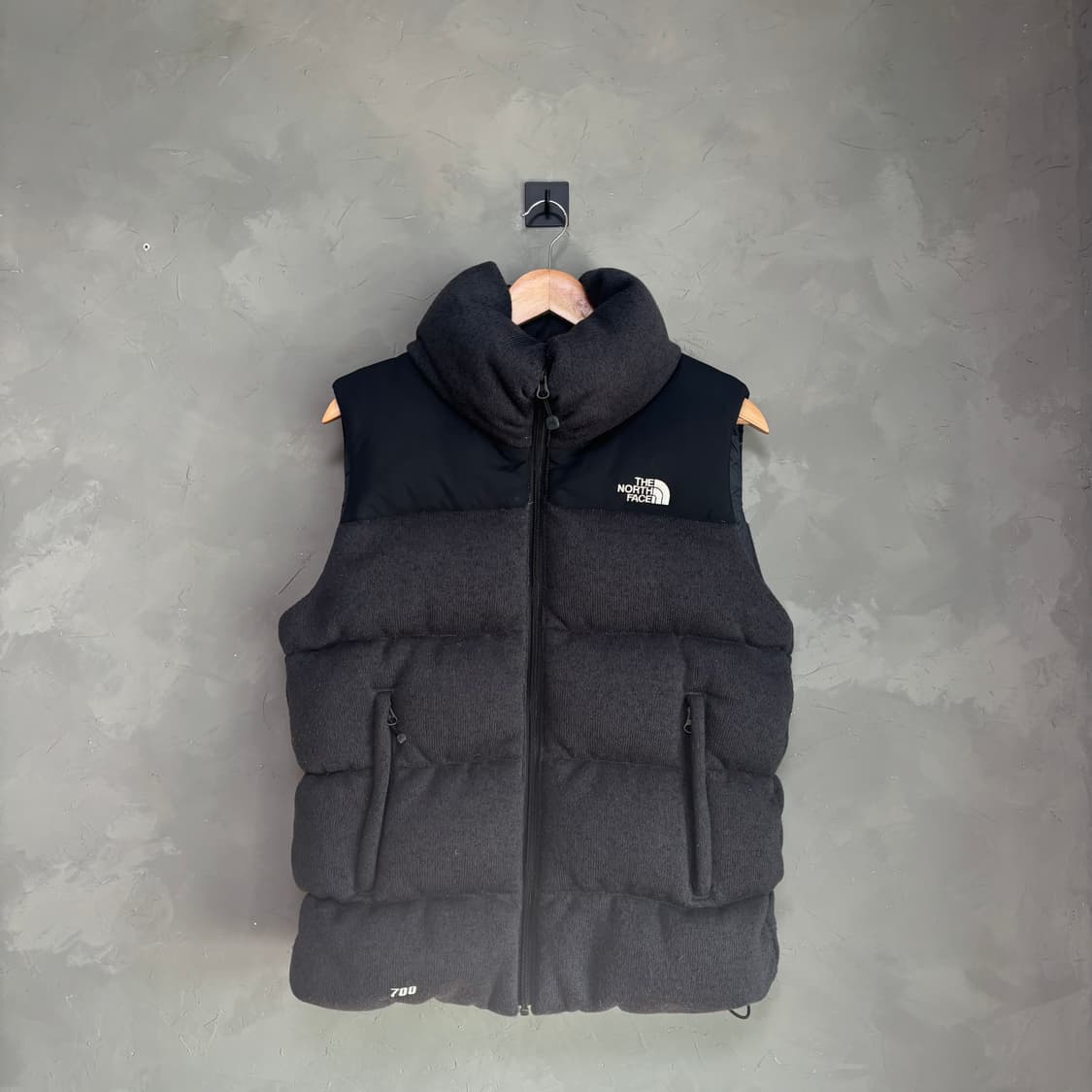 노스페이스 700 니트 구스다운 패딩조끼 차콜 상품이미지1