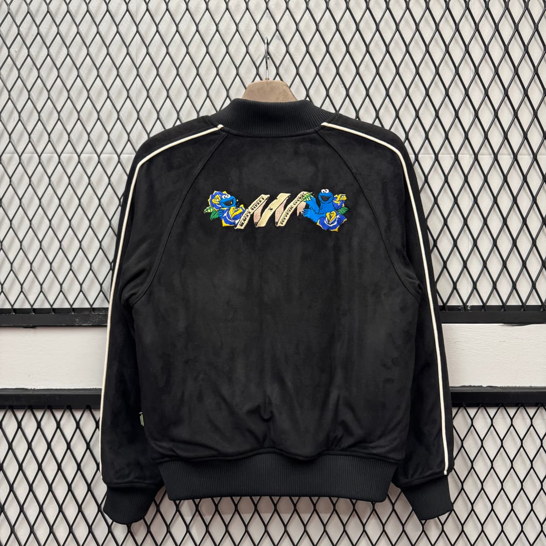 22F/W 세서미 스트리트 X 로맨틱 크라운 스웨이드 트랙자켓 블랙 상품이미지2